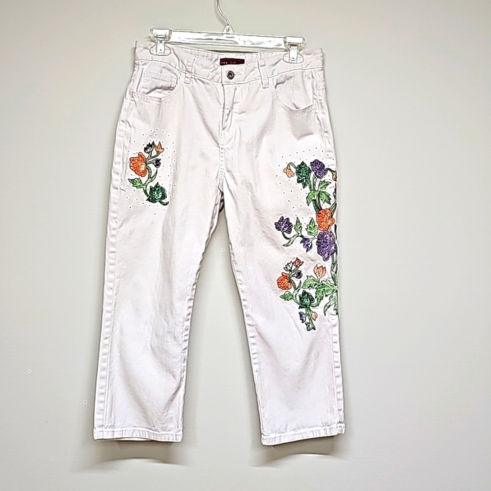 Hi Jeans stretch white capri pants. Embroidered Floral and Beaded, size 10